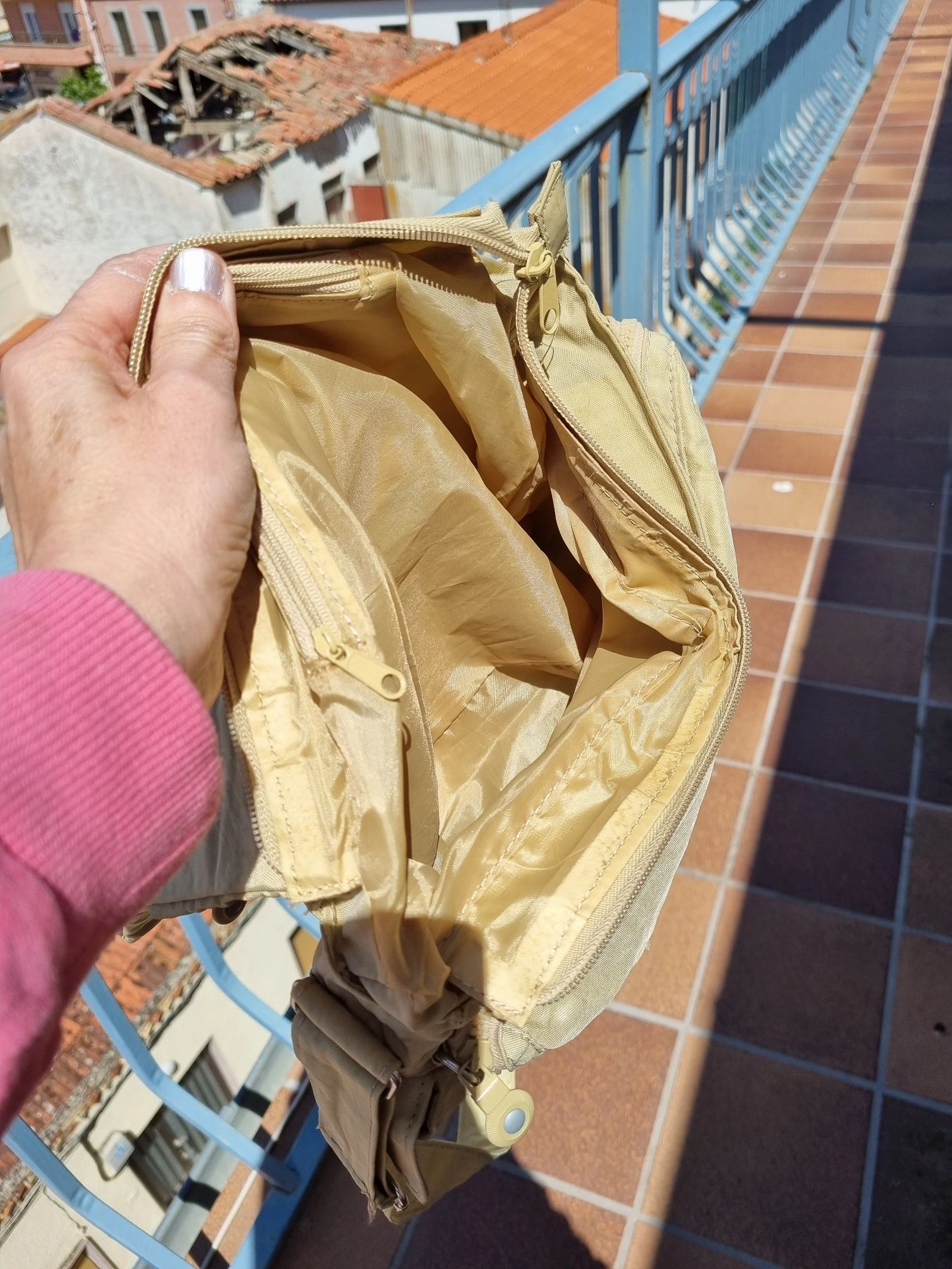 Beige crossbody bag with multiple compartments – photo 4